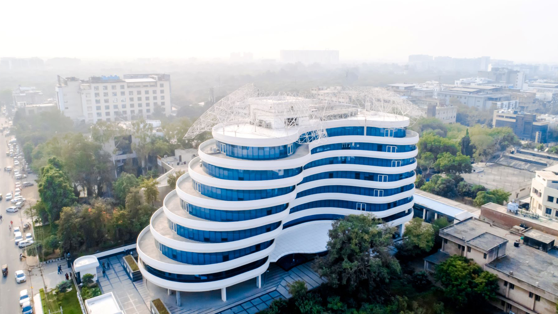 Shaping urban identity through a curvilinear facade