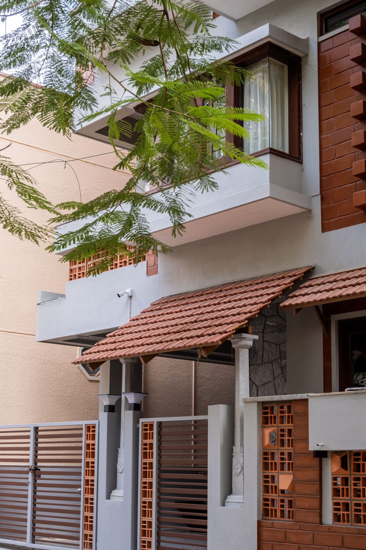 Catch the sunrays that light up the walls of this Bangalore villa