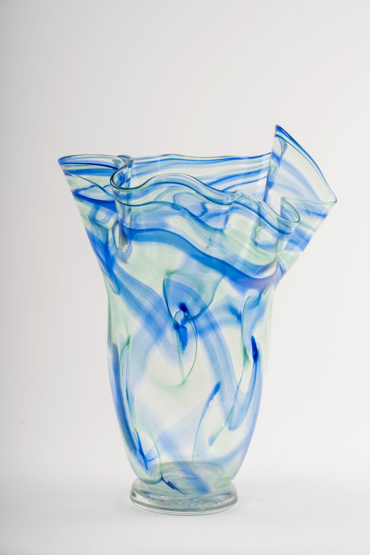 Break the mold with the fusion of art and design of this vase ...