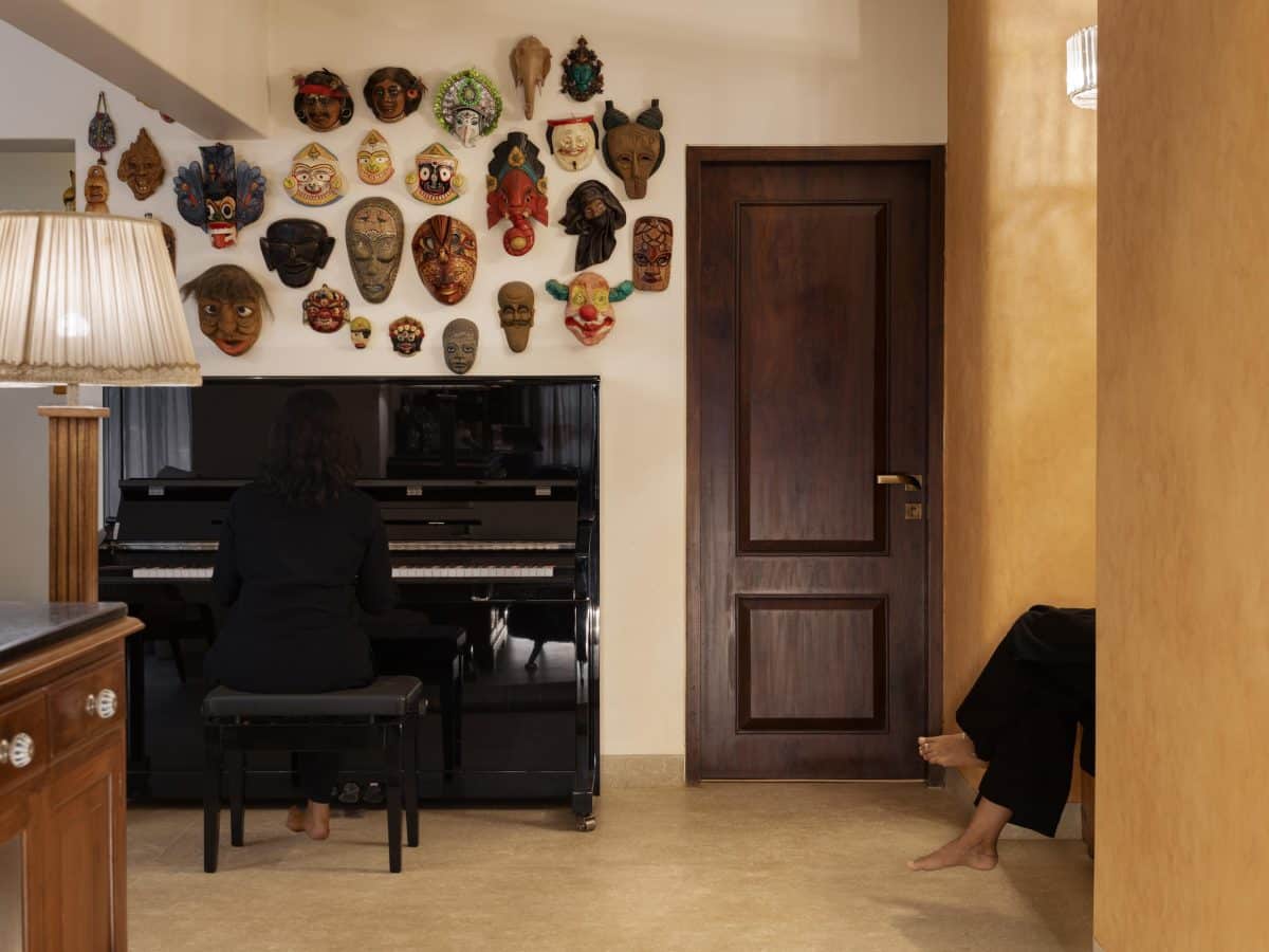 Follow a texture-driven script at this actor duo's 2,000 sq ft Mumbai ...